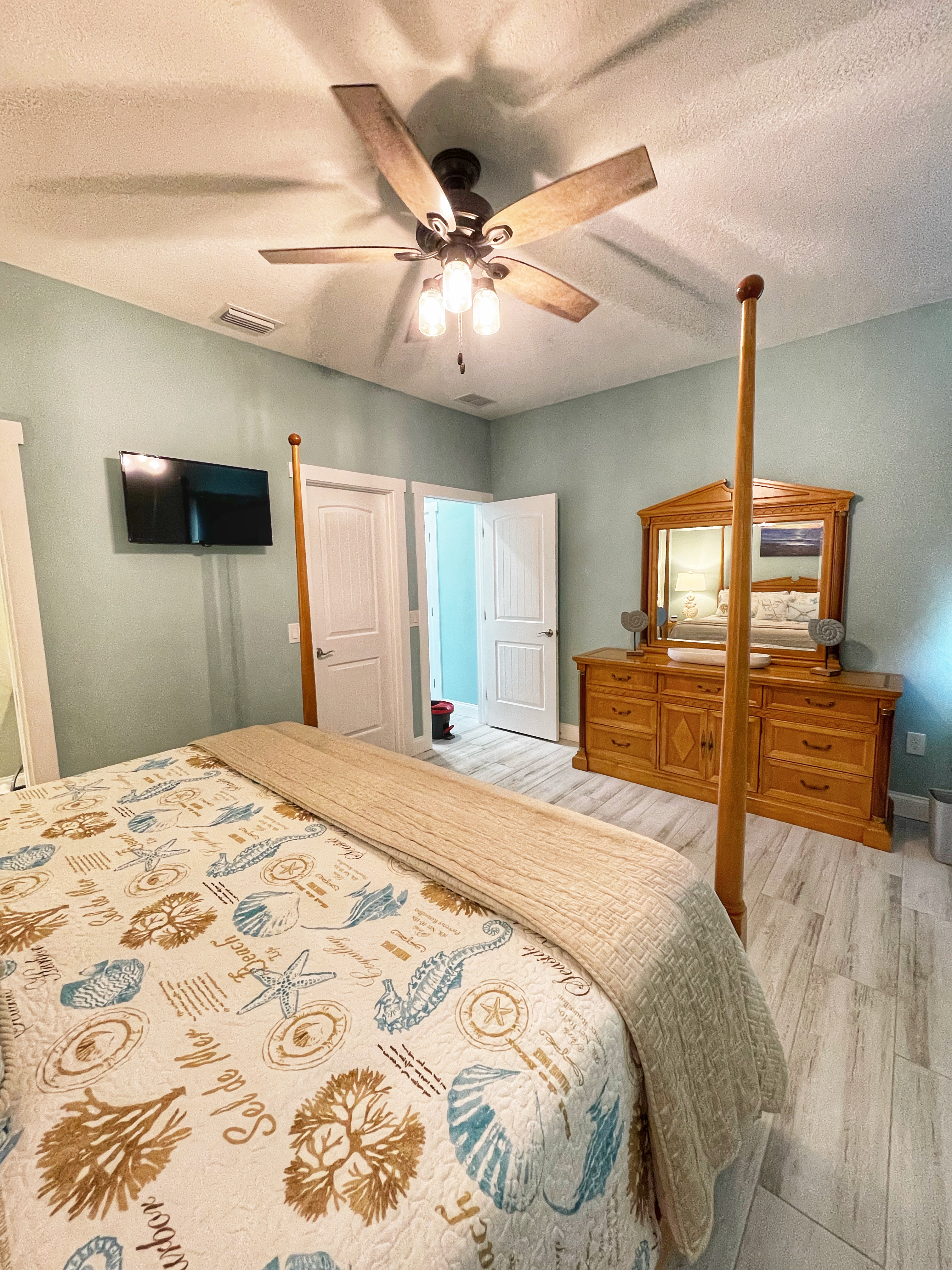 King bedroom alternate view